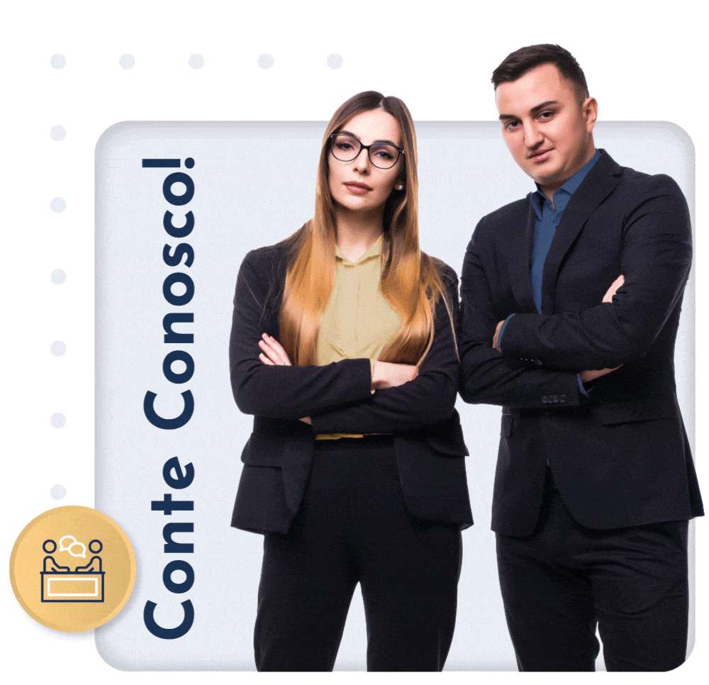 Imagem de um homem e uma mulher de braços cruzados, usando terno.